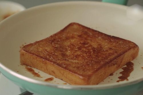 Làm sandwich bơ đường bằng chảo cho bữa sáng