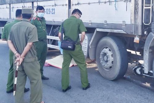 Hai người tử vong dưới gầm xe tải ở Long An