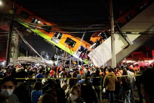 Cầu vượt ở Mexico sập, cả toa tàu rơi xuống đường
