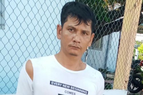 Bị cảnh sát truy bắt, tên trộm chó trốn vào vườn bưởi