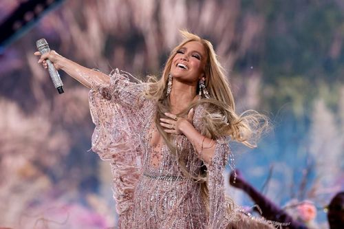 Jennifer Lopez thay 4 trang phục trong sự kiện âm nhạc
