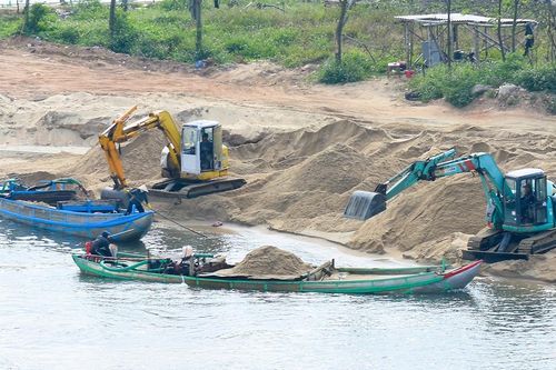 Xử lý nghiêm nạn khai thác cát trái phép trên sông Quảng Ngãi