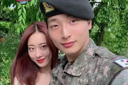 Đôi tình nhân Kpop chia tay sau 4 năm yêu