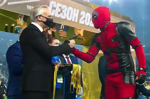 Đội trưởng Nga mặc đồ Deadpool khi nhận huy chương
