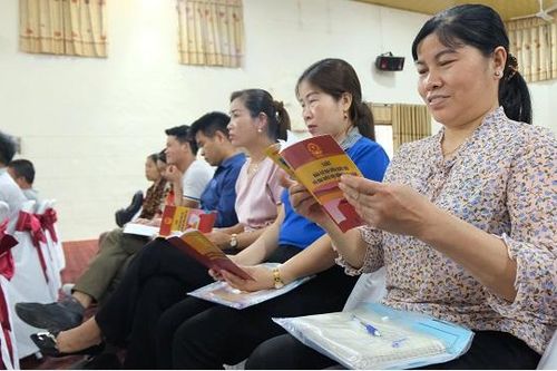 Đưa thông tin bầu cử đến với đồng bào dân tộc