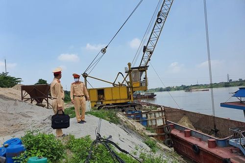 Hà Nội: Xử lý 7 bãi tập kết vật liệu xây dựng không phép ven sông Hồng