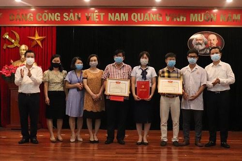 Huyện Đông Anh: Thưởng nóng tập thể, cá nhân trong công tác phòng, chống dịch Covid-9