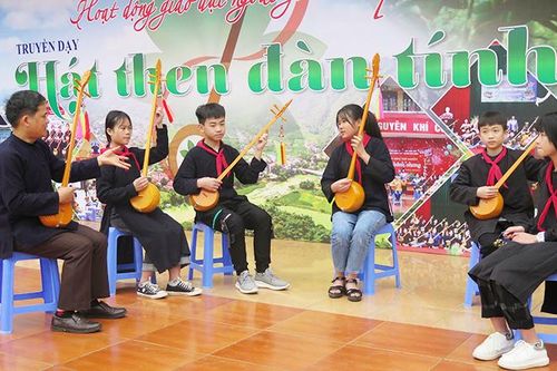 Lan tỏa phong trào hát then trong trường học