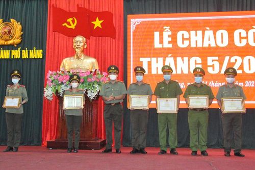 Khen thưởng nhiều tập thể, cá nhân có thành tích xuất sắc trong công tác, chiến đấu
