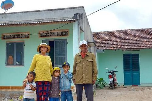 Già làng chia đất cho dân