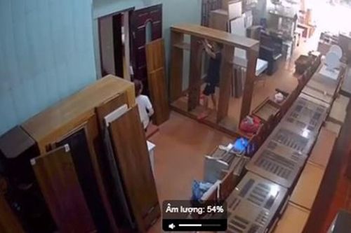 Clip: Anh chồng cao tay 'chôm tiền' của vợ đánh rơi 'gây sốt'