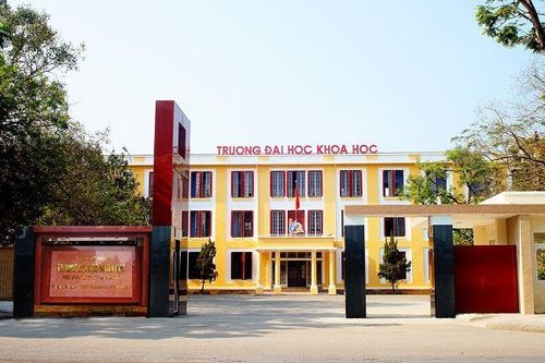 Nhà trường tổ chức lễ tưởng niệm sinh viên quên mình cứu bạn học bị đuối nước