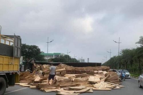 Hà Nội: 3 ô tô tông nhau trên đường Võ Nguyên Giáp, 2 người thương vong
