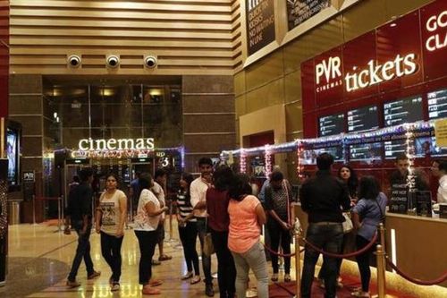 'Sóng thần' dịch bệnh đang nhấn chìm Bollywood như thế nào?
