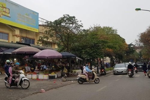 Hà Đông (TP. Hà Nội): Hàng quán đua nhau 'xẻ thịt' vỉa hè