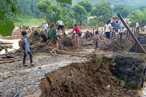 Mưa lớn cuốn trôi cầu cống, gây sạt lở nghiêm trọng ở huyện miền núi Nghệ An