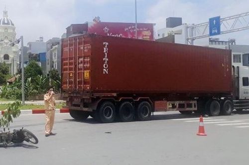 Tin giao thông đến sáng 4/5: Tránh ổ gà, người đàn ông bị xe tải tông tử vong; tông dải phân cách, 2 nam thanh niên thiệt mạng