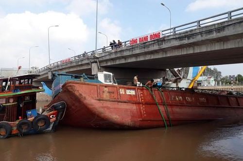 Chìm sà lan sau khi kẹt tại cống ngăn triều chống ngập