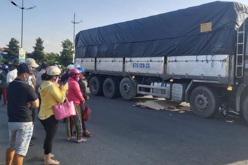 Xe máy va chạm bị kéo vào gầm xe tải, 2 người tử vong tại chỗ
