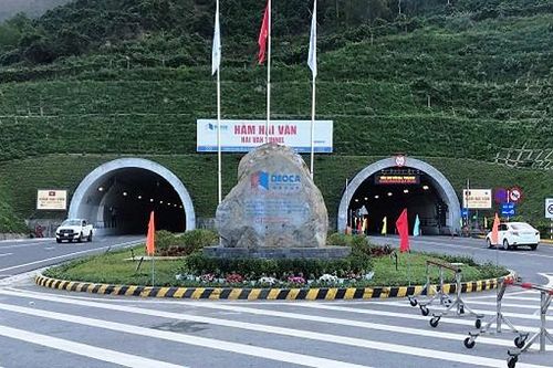 Lưu lượng phương tiện giao thông qua hầm Hải Vân tăng cao trong dịp lễ