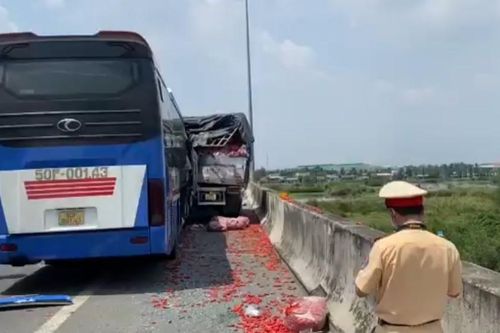 Tài xế xe tải tử vong sau va chạm với xe khách giường nằm