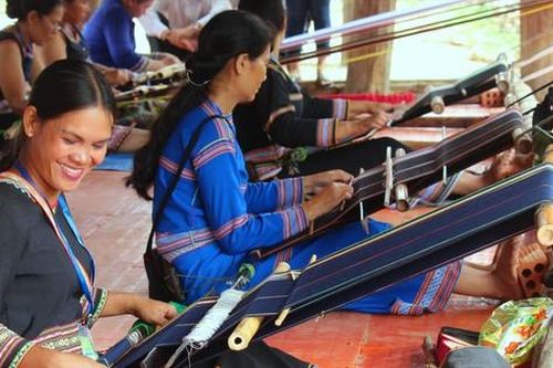 Làng dệt trong phố của người Ba Na