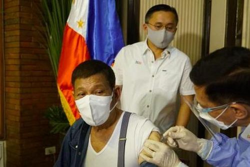 Tổng thống Philippines tiêm vắc-xin Trung Quốc