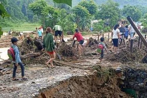 Mưa lớn cuốn trôi cầu cống, gây sạt lở ở huyện miền núi Nghệ An