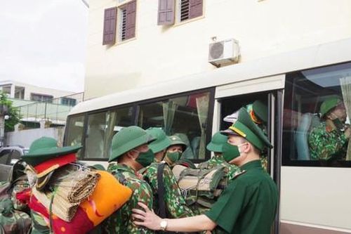 Nghệ An tăng cường 66 quân nhân lên tuyến đầu chống dịch COVID-19