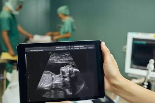 Phẫu thuật thành công nứt đốt sống cho thai nhi trong bụng mẹ