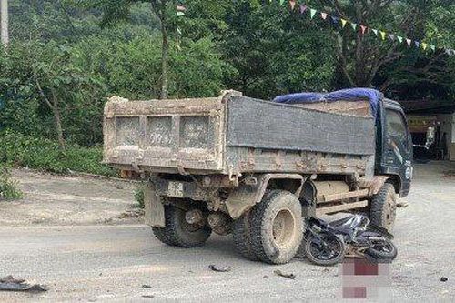 Va chạm với xe tải nam thanh niên tử vong