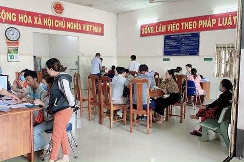 Ăn theo cao tốc, sân bay: Chen nhau đi công chứng mua đất