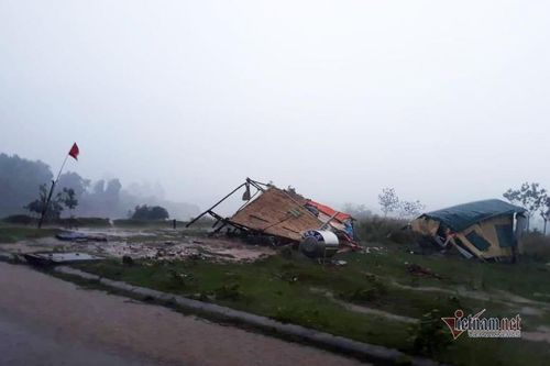 Lốc xoáy quật ngã lán trại chống dịch của biên phòng, tốc mái nhiều nhà dân