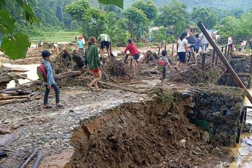 Mưa lớn gây sạt lở cầu cống, nhà dân ở Quế Phong