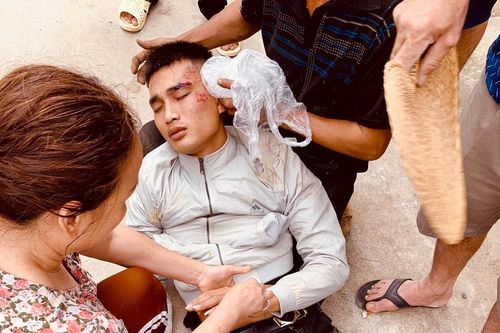 Va chạm với xe tải, nam thanh niên nhập viện nguy kịch
