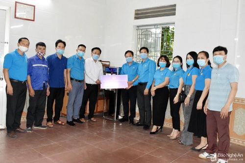 Công đoàn Nghệ An tặng máy lọc nước, quạt cho công nhân