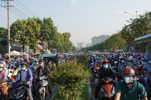Ngày đầu đi làm sau nghỉ lễ, đường TP Hồ Chí Minh ùn tắc trở lại