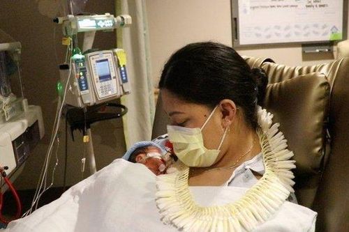 Không biết mình có bầu, người phụ nữ bất ngờ sinh con ngay trên máy bay