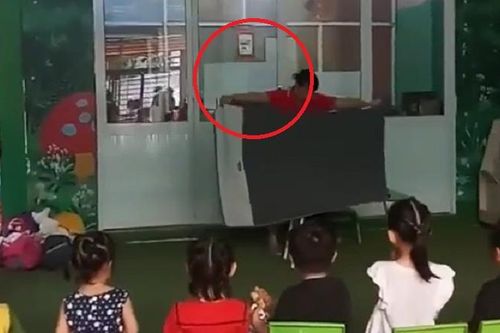 Màn biểu diễn ảo thuật có 1-0-2 của cô giáo mầm non: Sự thật phía sau khiến dân mạng cười ngất