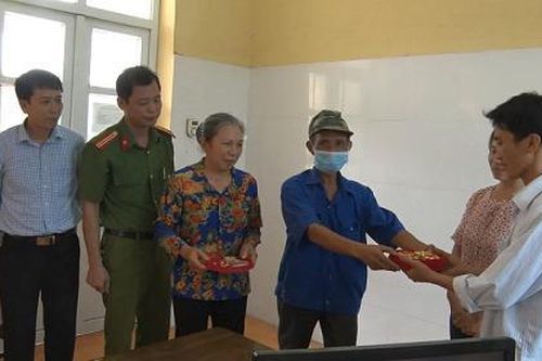 Người đảng viên gần 40 năm tuổi Đảng cùng vợ trả lại 21,4 cây vàng cho người đánh rơi
