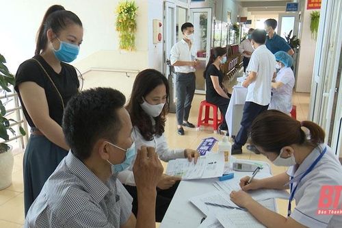 Đông Sơn: 550 người được tiêm vắc - xin phòng COVID-19