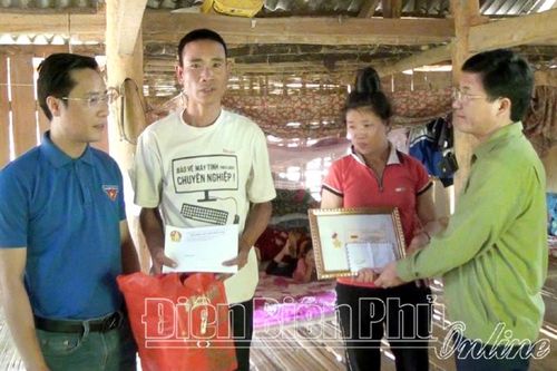 Truy tặng Huy hiệu 'Tuổi trẻ dũng cảm' cho học sinh tử nạn vì cứu bạn