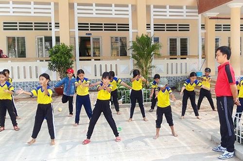 Người giáo viên đa tài ở vùng biên giới