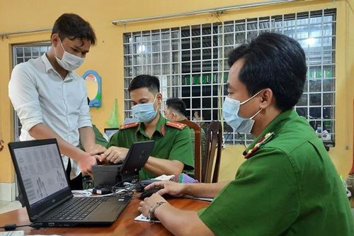 Công an tỉnh khen thưởng lực lượng cấp căn cước công dân trong ngày lễ