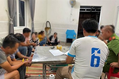 Bắt quả tang 8 nam, nữ lập sòng bạc trong nhà nghỉ