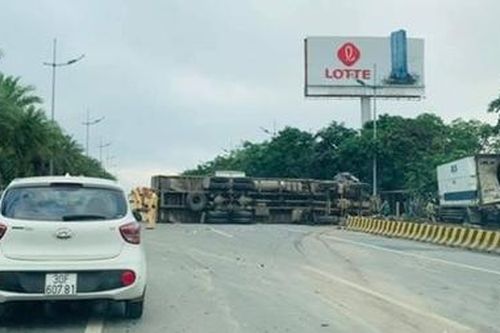 Ô tô bốc cháy sau va chạm liên hoàn, tài xế tử vong