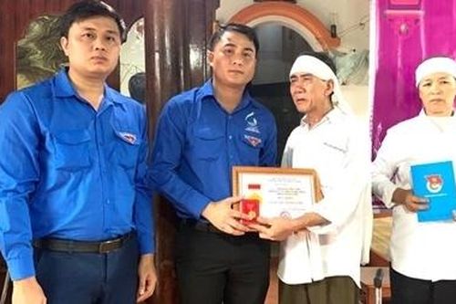Truy tặng bằng khen nam sinh viên quên mình cứu bạn