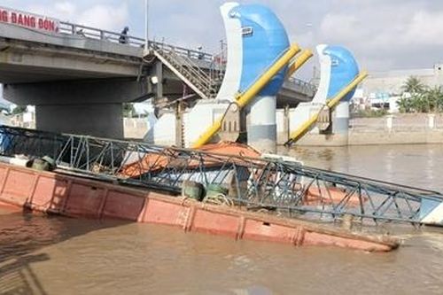 Gần một tháng, xảy ra 2 vụ chìm sà lan ở cống Nhà Mát