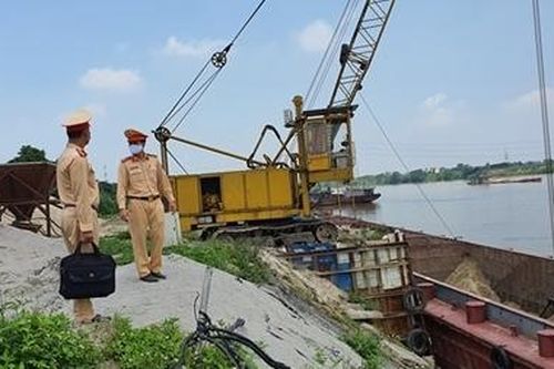 Rút giấy phép 7 bến tập kết vật liệu xây dựng trên sông Hồng