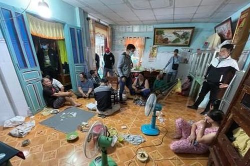 Bắt giam 3 'quý bà' trong vụ triệt xóa sòng bạc tứ sắc